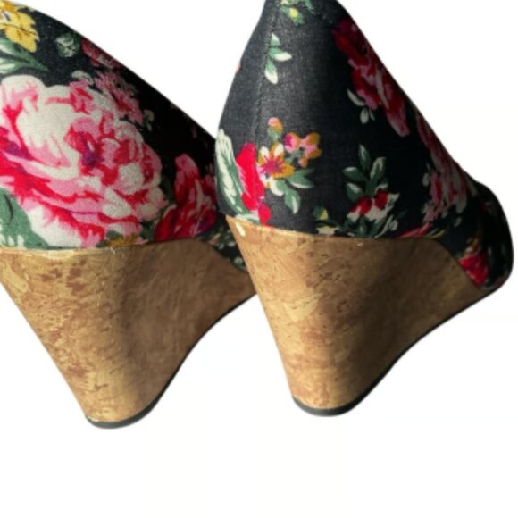 Lower East Side Women's Floral Cloth Peep Hole Wedges Size 10 - Picture 4 of 7